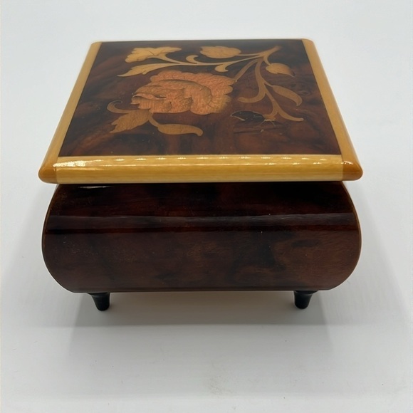 REUGE WOODEN MUSIC BOX INLAID FLORAL AND LEAVES MADE IN ITALY PLAYS “TOMORROW” - Picture 5 of 10
